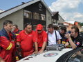 Prvé stretnutie záchranárov pred obecným úradom v Oravskej Lesnej.